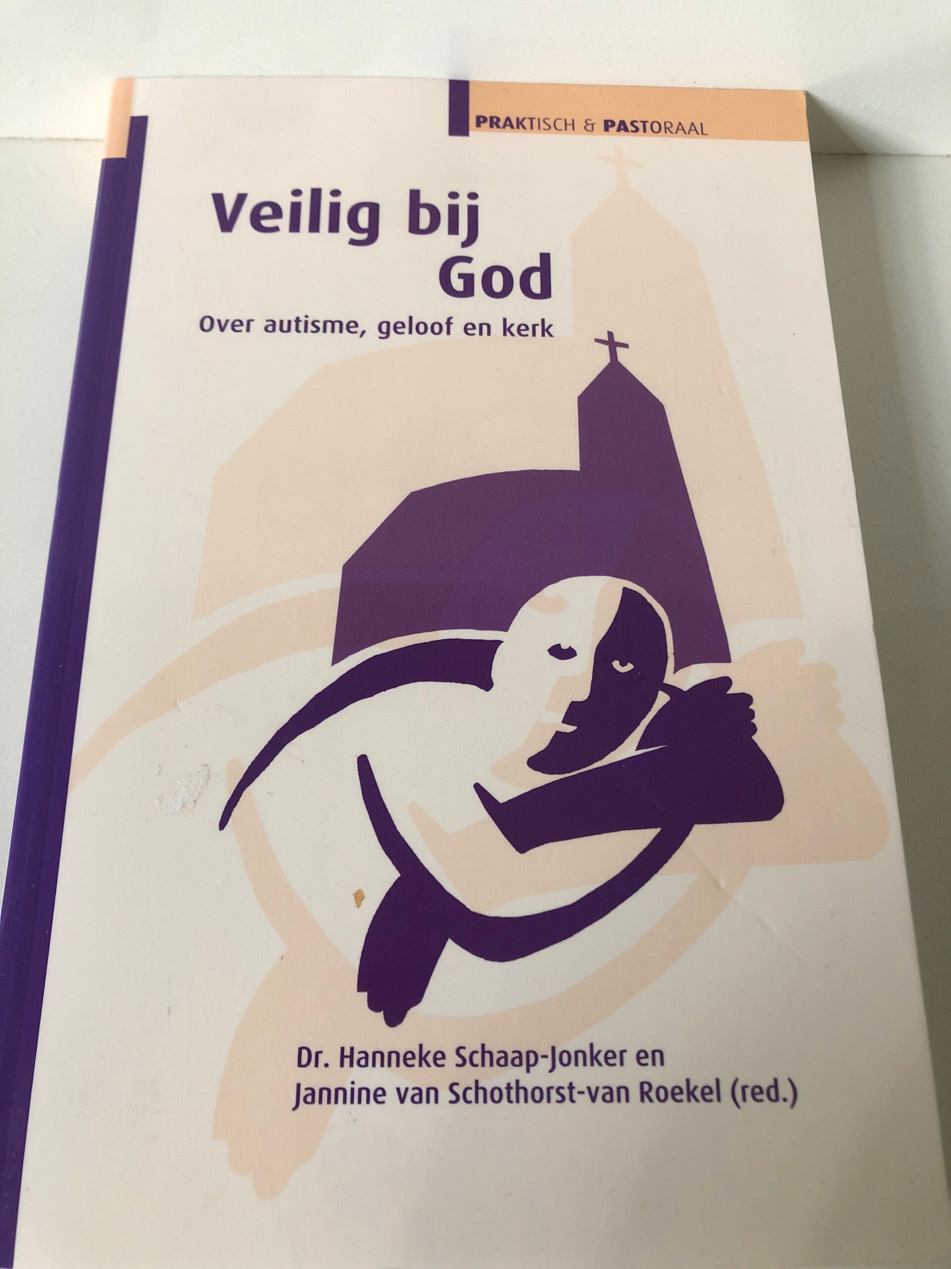 Veilig bij God. Over autisma,, geloof en kerk. Schrijver: Dr. Hanneke Schaap- Jonkers en Jannine van Schothorst van Roekel.