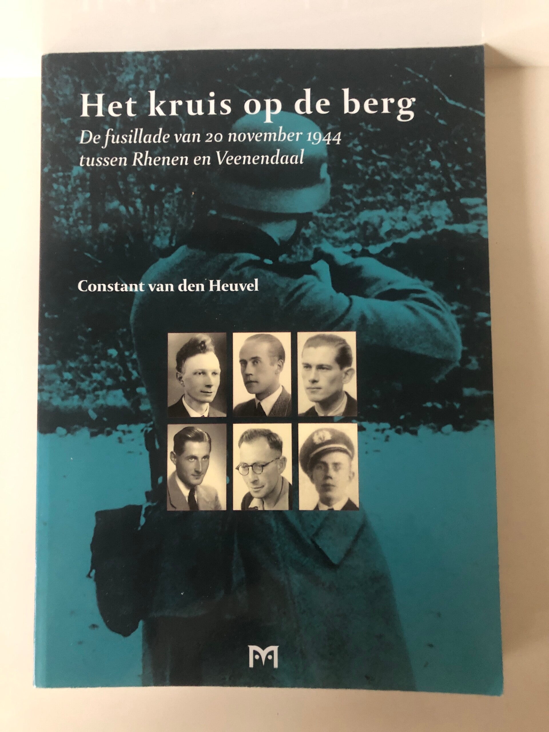 Het kruis op de berg. De fusillade van 20 november 144 tussen Rhenen en Veenendaal. Schrijver: Constant van den Heuvel