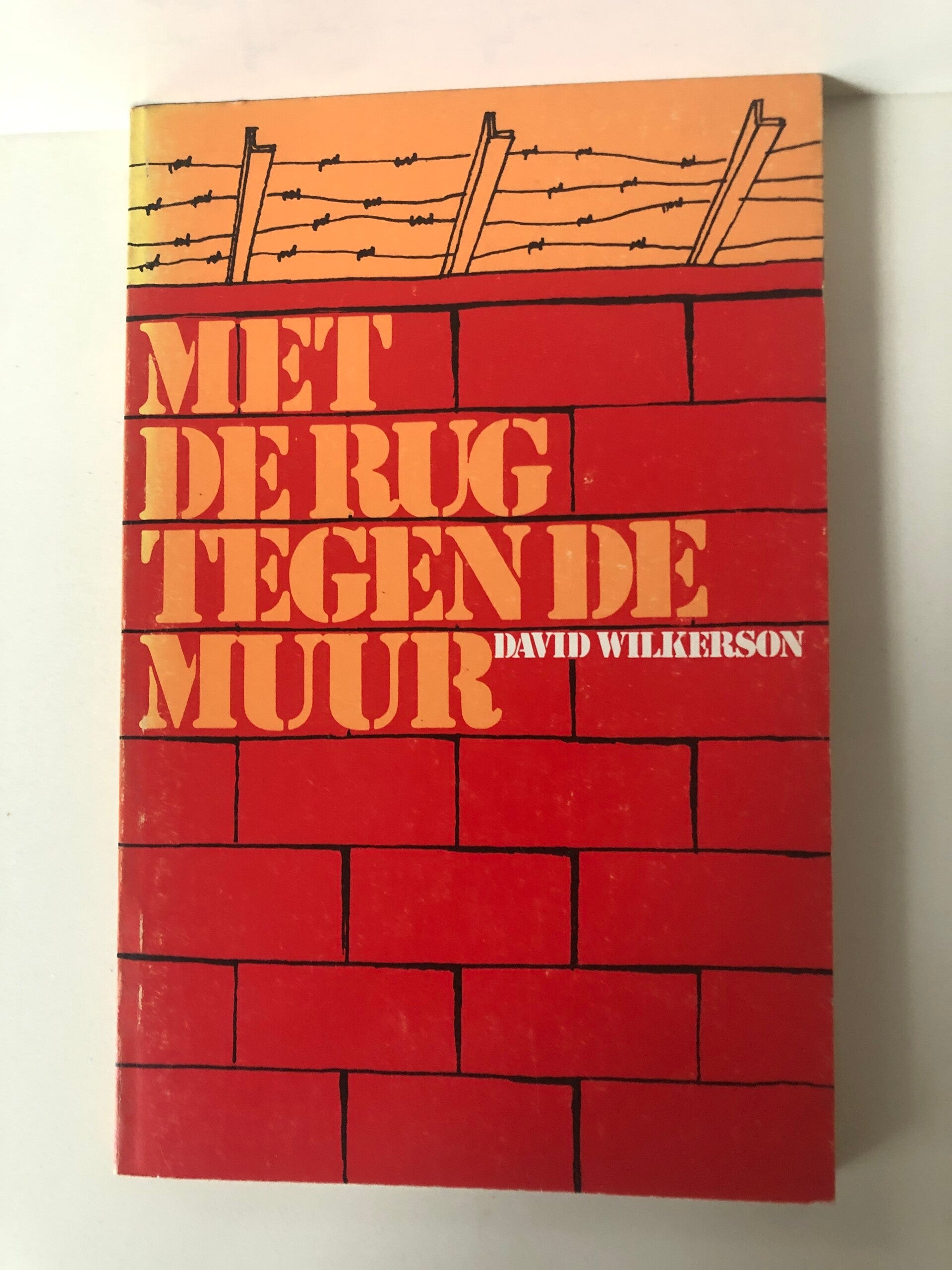 Met de rug tegen de muur. Schrijver: David Wilkerson