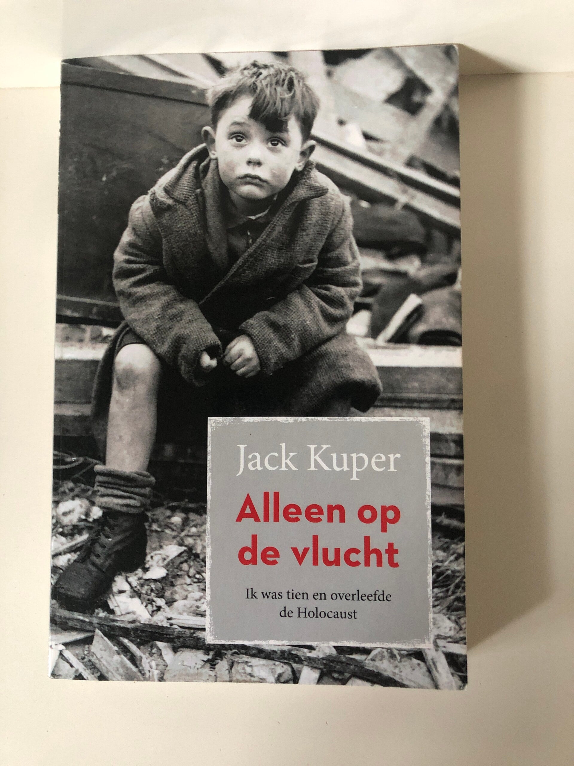 Alleen op de vlucht. Ik wa tien en overleefde de Holocaust. Schrijver: jack Kuper