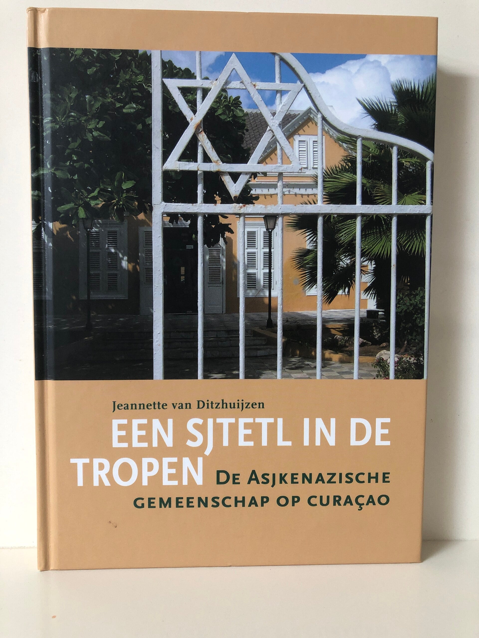 Een sjtetl in de tropen. De gemeenschap op Curacao. Schrijver: jeannette van Ditzhuijzen.