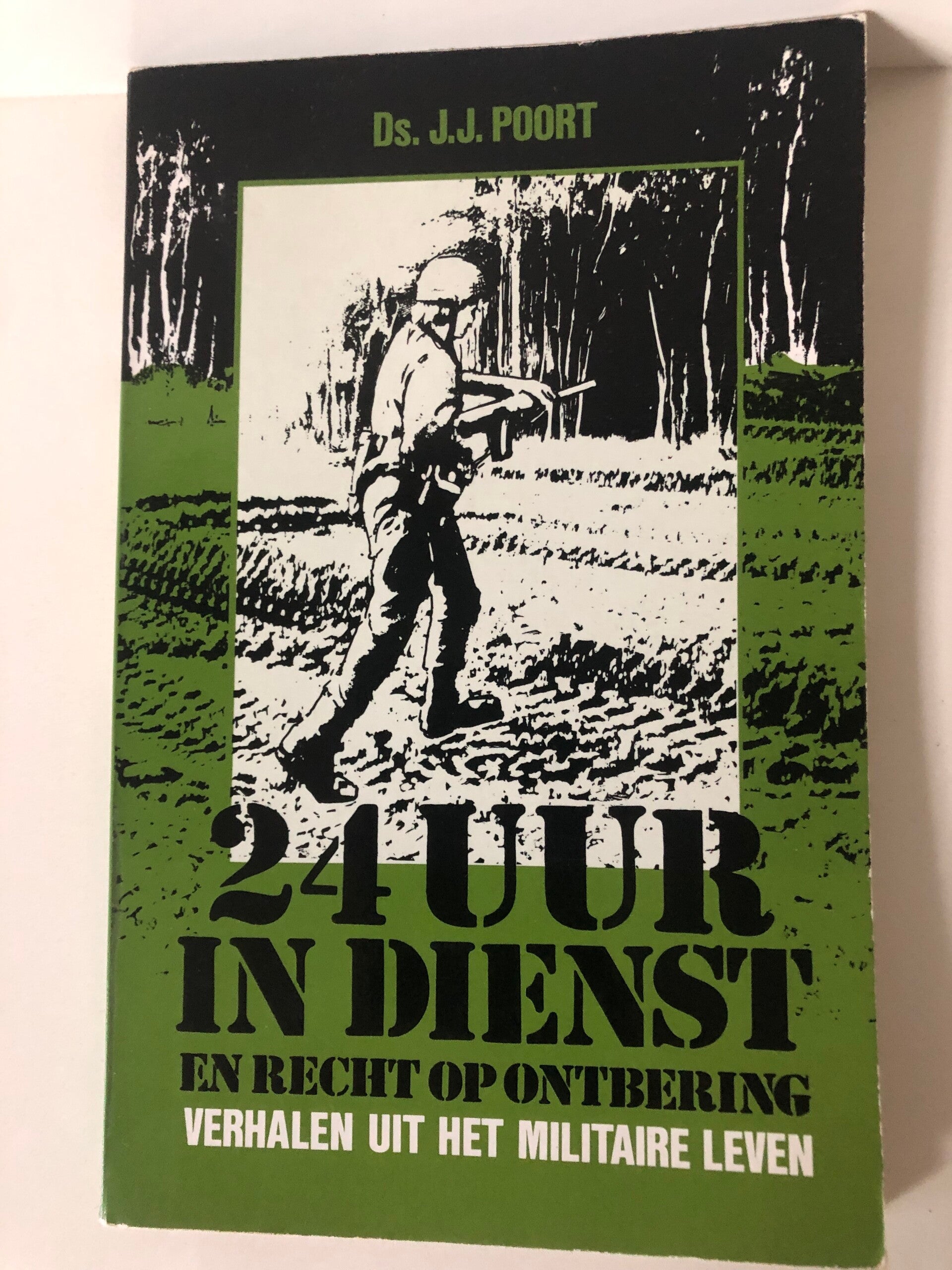 24 uur in dienst en recht op ontbering. verhalen uit het militaire leven. Schrijver: Ds. J.J.Poort