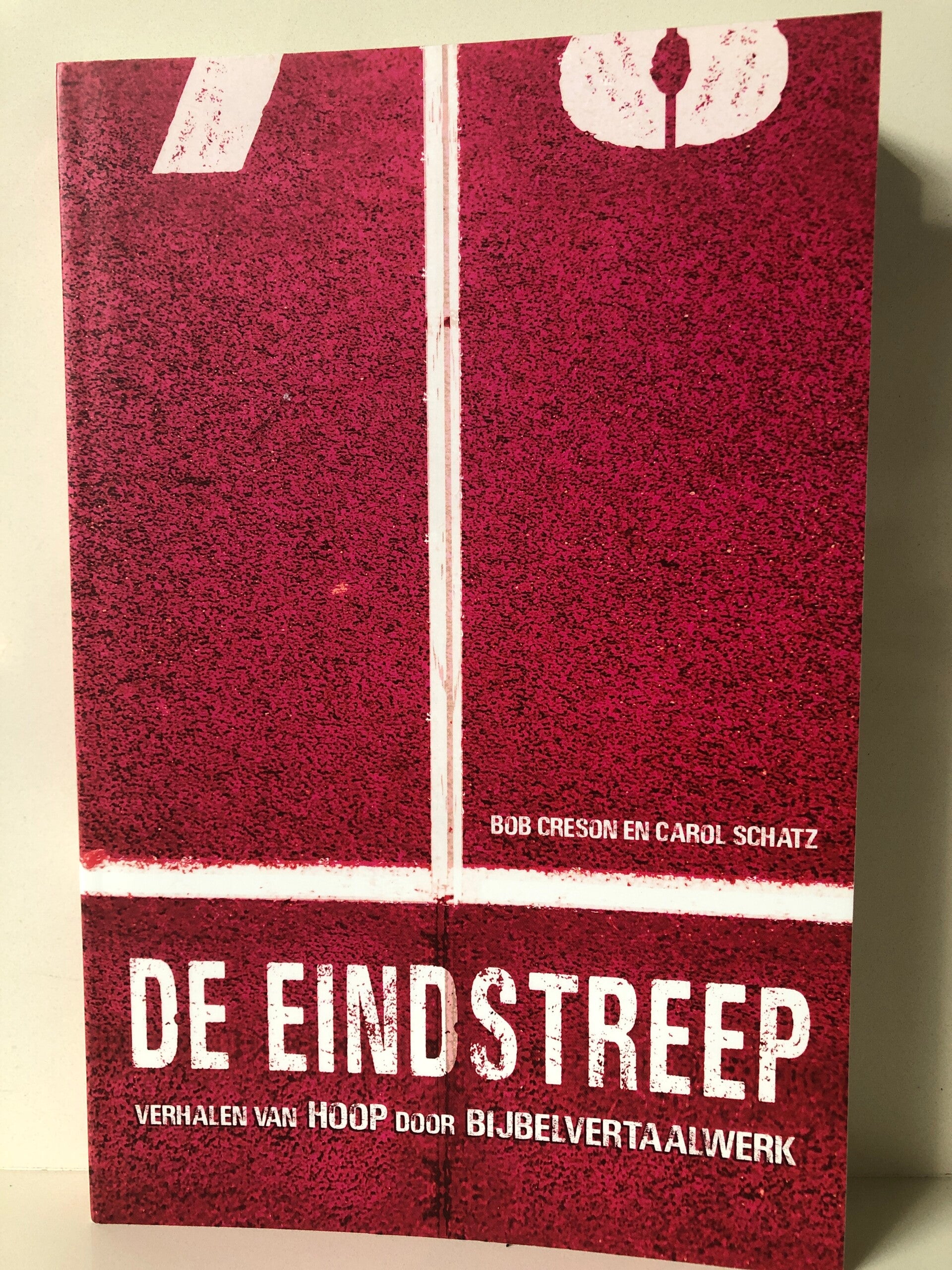 De eindstreep verhalen van Hoop door Bijbelvertaalwerk. Schrijver:  Creson en Carol Schatzn