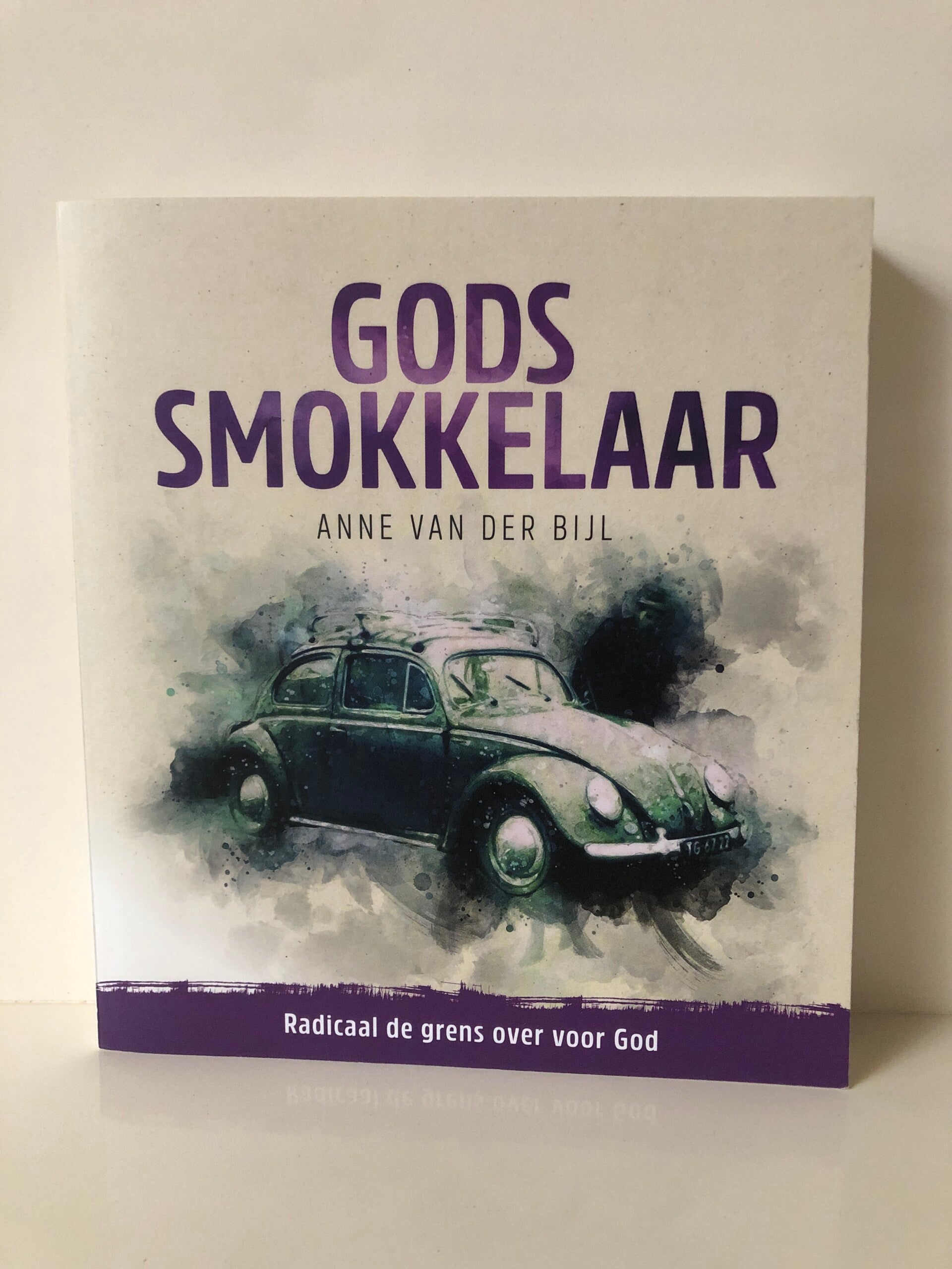 Gods smokkelaar. Radicaal de grens over voor God. Schrijver: Anne van der Bijl