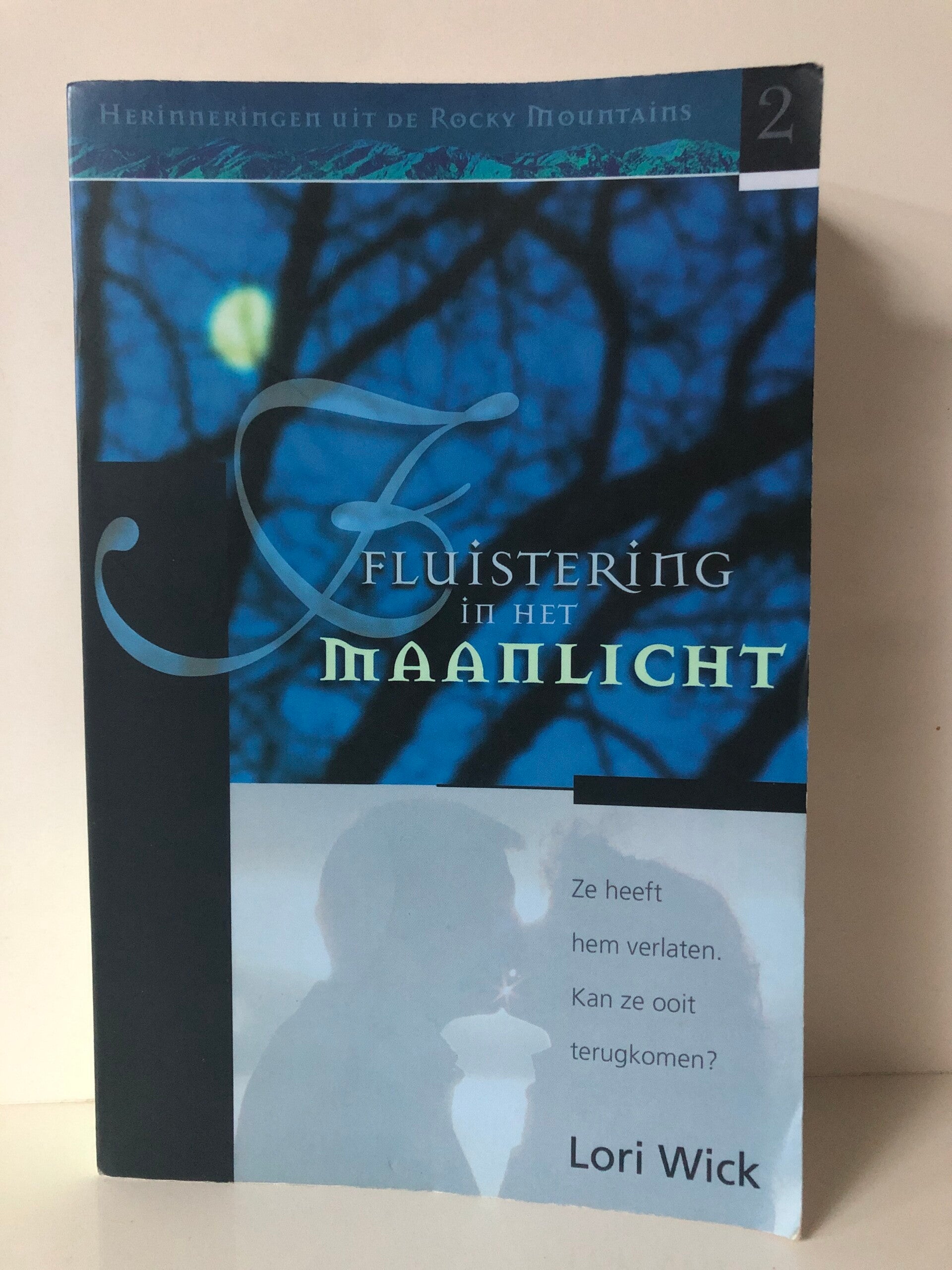 fluistering in het maanlicht. Ze heeft hem verlaten Kan ze ooit terugkomen. Schrijver: Lori Wick