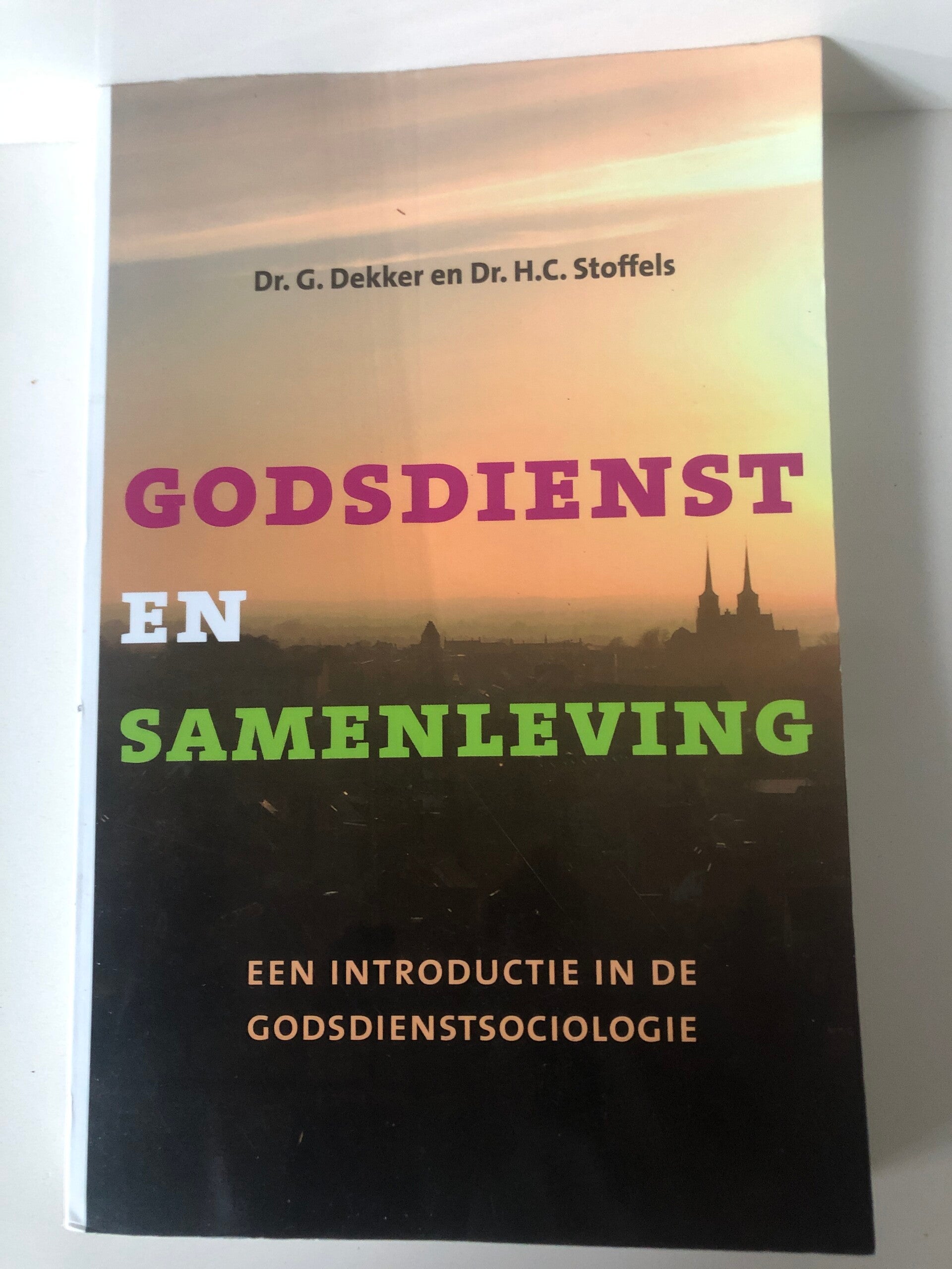 Godsdienst en samenleving. Een intrductie in de Godsdienstsociologie. Schrijver: dr G.Dekker en Dr.H.C.Stoffels