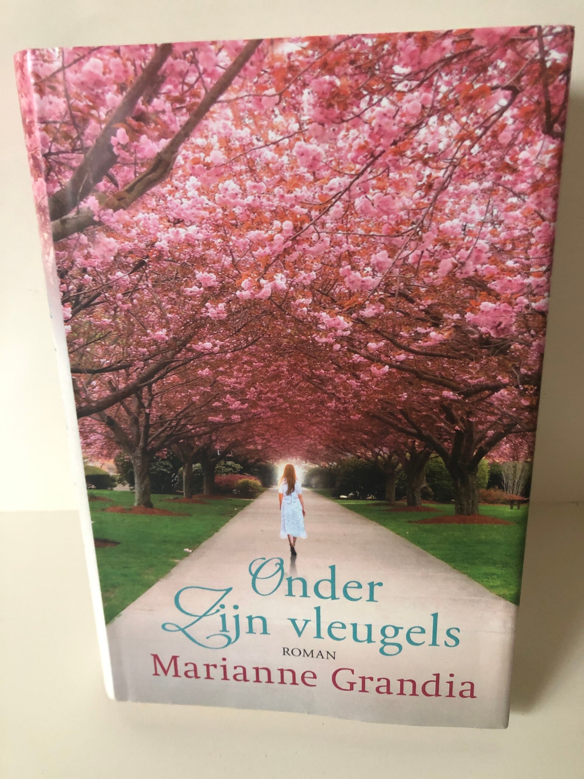 Onder Zijn vleugels. Schrjver: Marianne Grandia