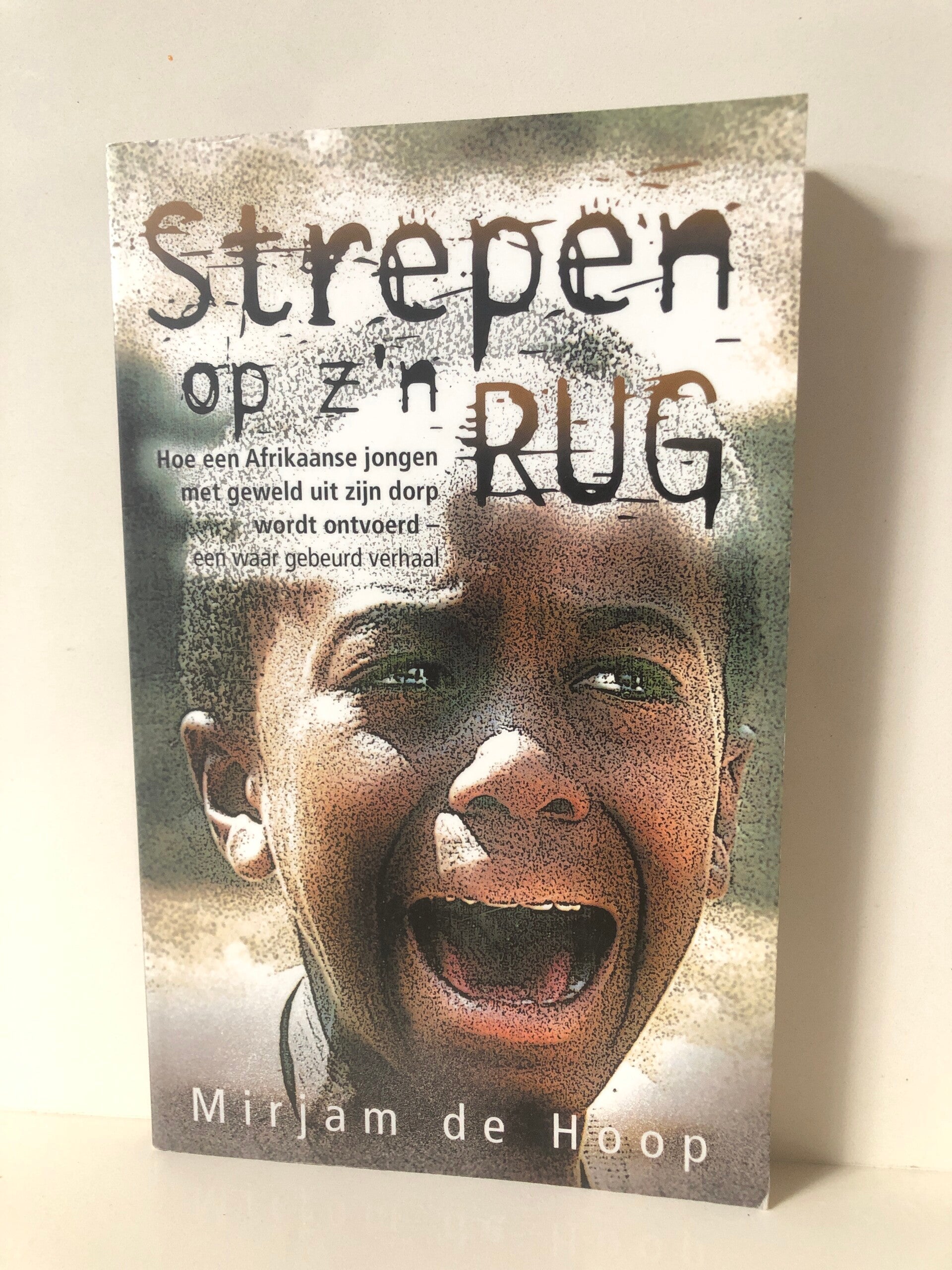 Strepen op z"n rug. Hoe een Afrikaanse jongen met gewelduit zijn dorp ontvoerd .... Schrijver: Mirjam de Hoop