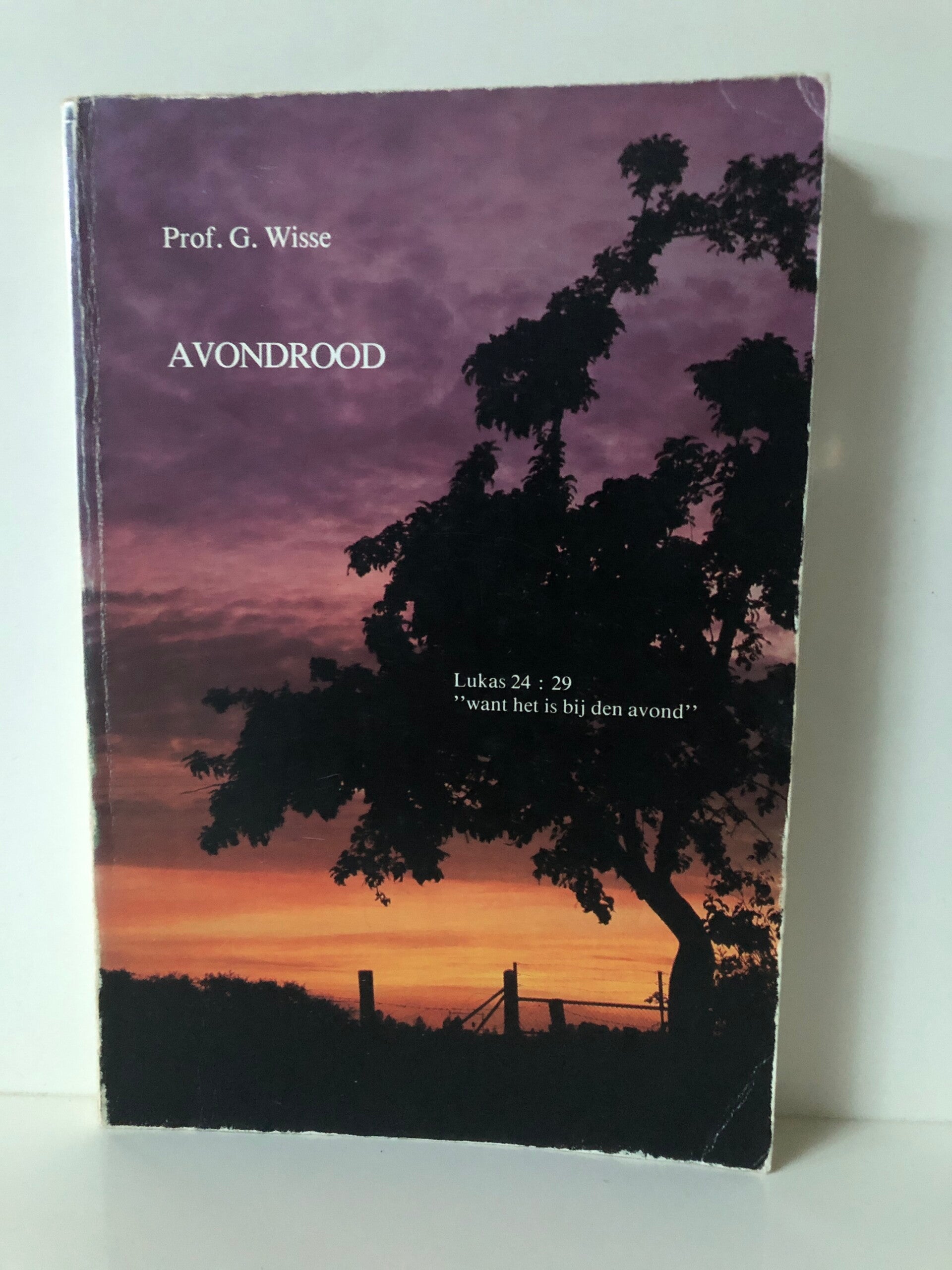 Avondrood. Lukas 24:29 " want het is bij den avond" Schrijver: Prof . G.Wisse