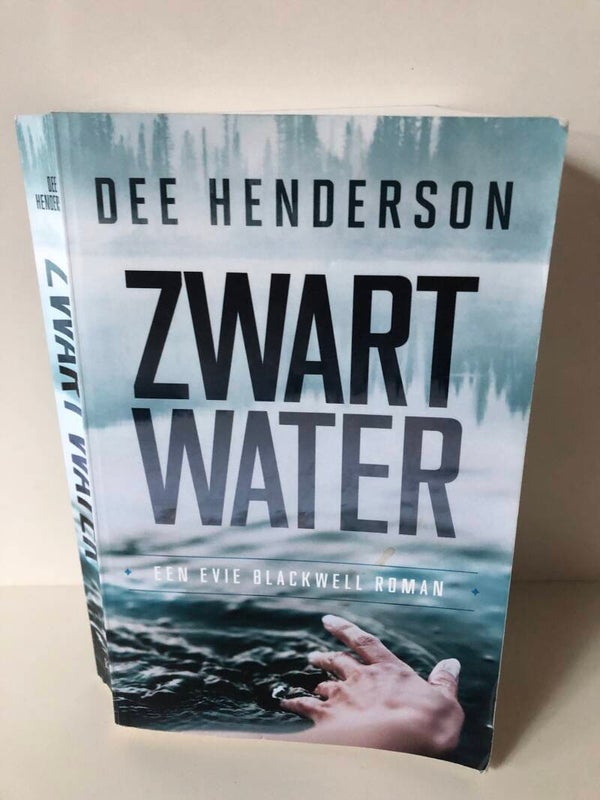 Zwart water. Schrijver: dee Henderson