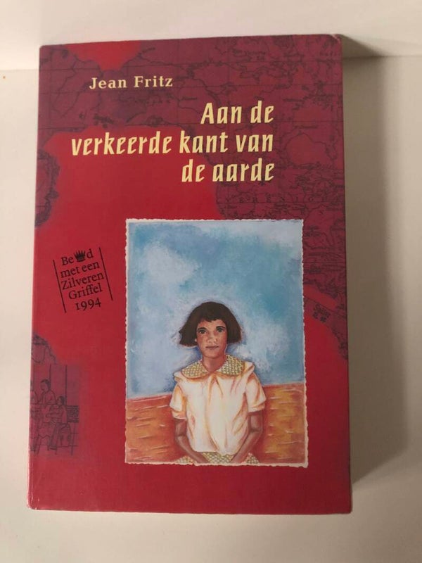Aan de verkeerde kant van de aarde. Vertaald door Molly van GelderSchrijver: Jean Fritz.