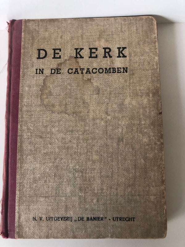Oud boekje kaft is iets los. De kerk in de catacomben, verhaal over het lijden van de eerste Chriteng3meente onder een Romeins het Keizer.