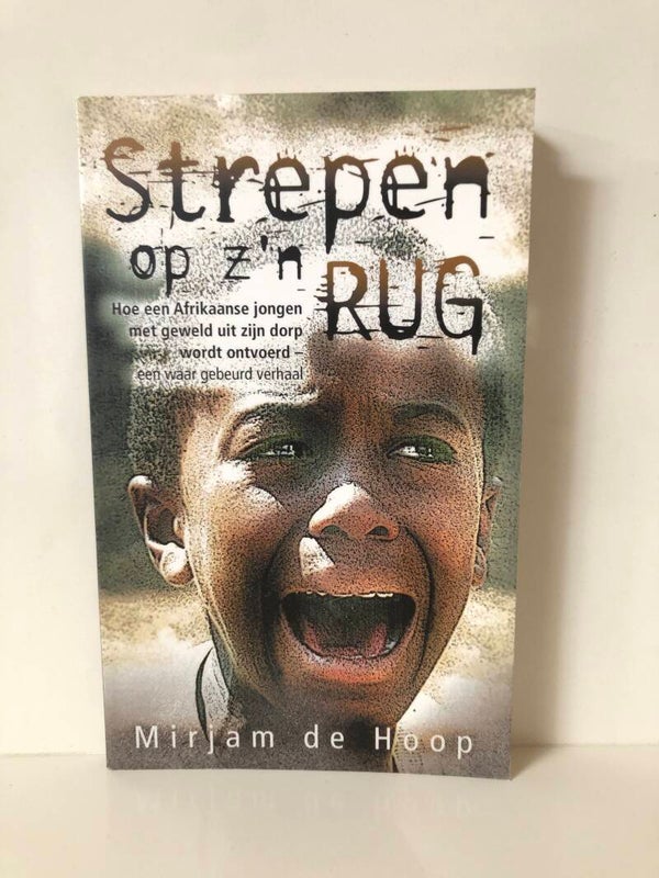 Strepen op z"n rug. Hoe een Afrikaanse jongen met gewelduit zijn dorp ontvoerd .... Schrijver: Mirjam de Hoop