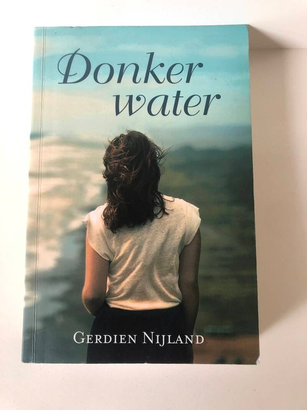 Donker water . Schrijver: Gerdien Nijland.