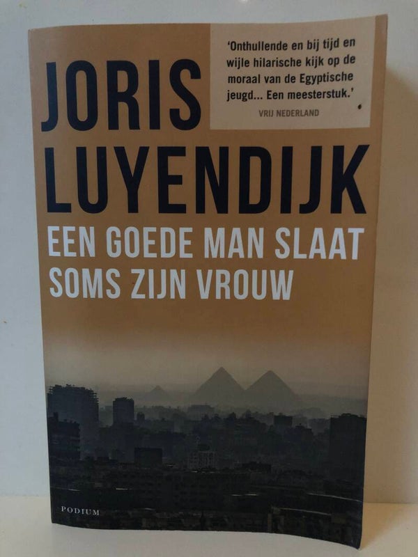 Een goede man slat soms zijn vrouw. Onthullende en bij tijd en wijle hilarische kijk op de Egyptische jeugd.. Schrijver: Joris Luyendijk