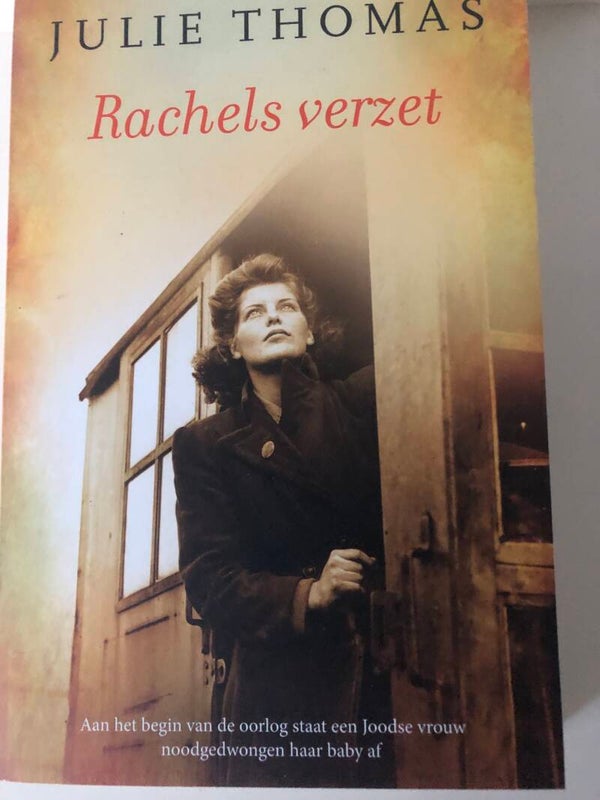 Rachels verzet. Aan het begin van de oorlog staat een joodse vrouw noodgedwongen haar baby af. Schrijver: Julie Thomas