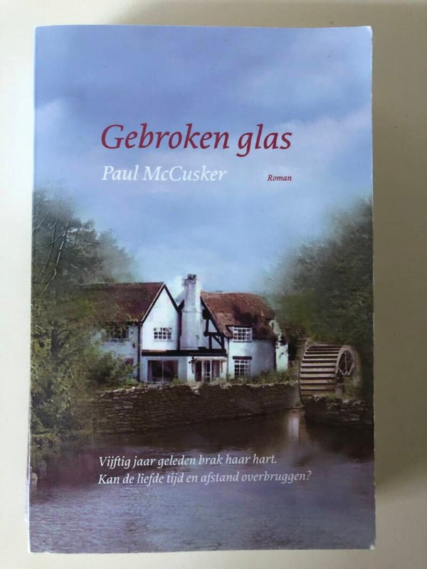 Roman: Gebroken glas. Vijftig jaar geleden brak haar hart.... Schrijver: Paul McCusker