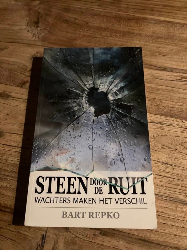 Steen door de ruit wachters maken het verschil, schrijver: Bart repko