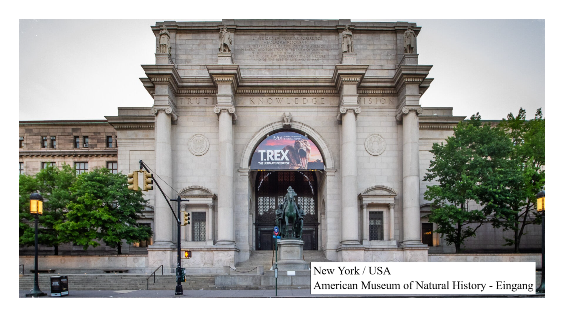 Foto: Ajay Suresh, CC BY 2.0, via Wikimedia Commons https://commons.wikimedia.org/wiki/File:American_Museum_of_Natural_History_-_Entrance_(48269593036).jpg