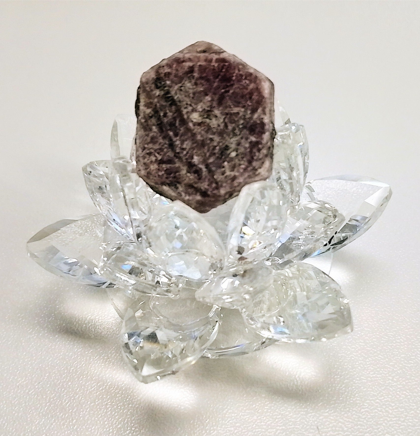 🔴 Dunkelroter Rubin auf funkelnder Glas-Rose