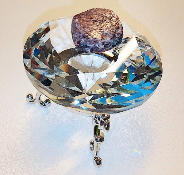 🔴 Dunkelroter Rubin auf funkelndem Glas-Diamant