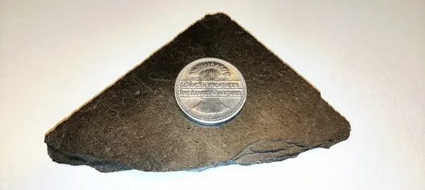 🔴 Historische Sammlermünze auf schwarzem Natur-Schiefer