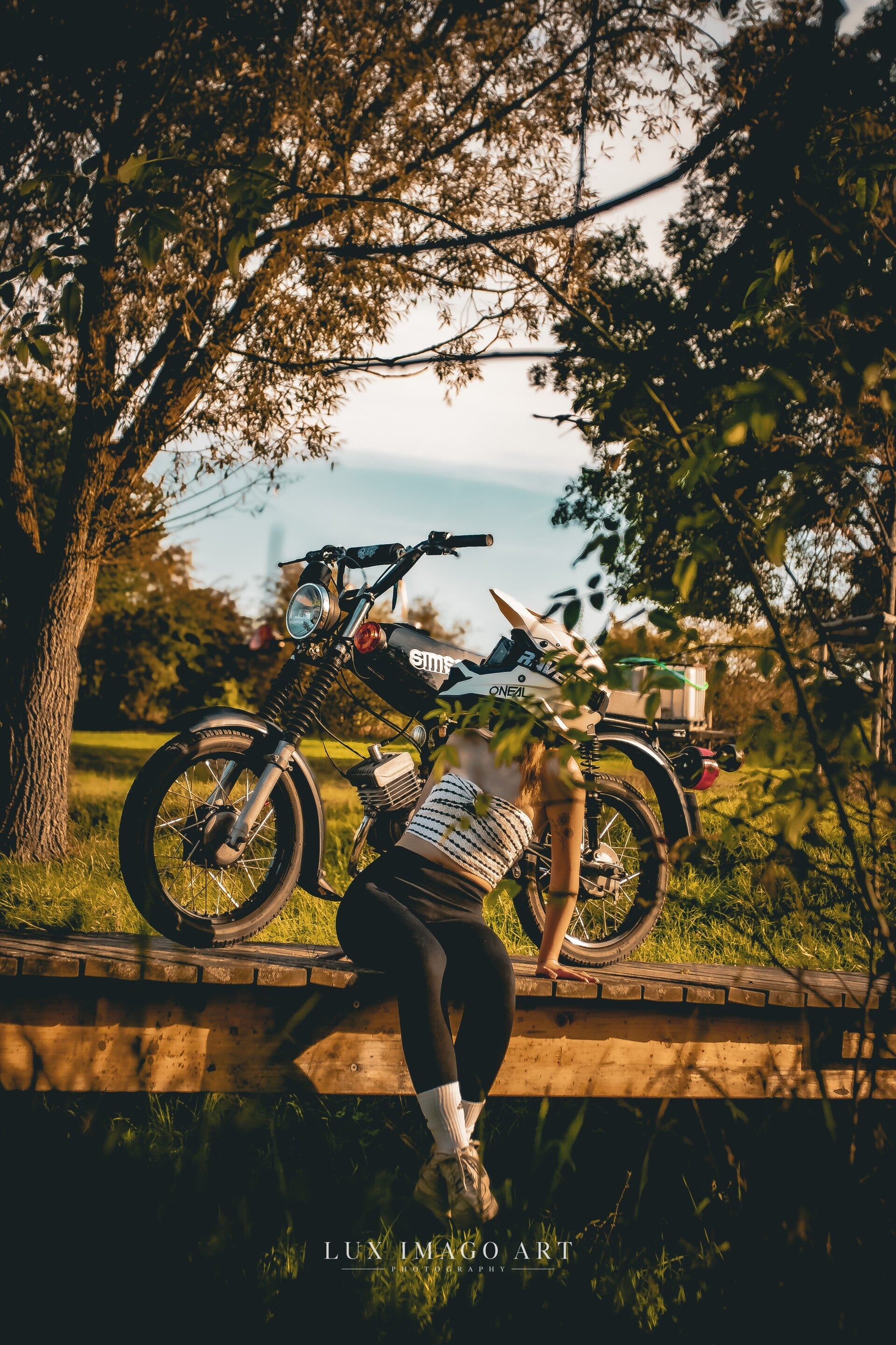 Simson und Person bei einem Mopedshooting unter Bäumen