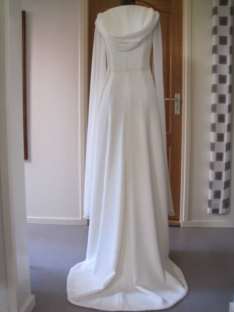 bruidsjapon-lord-of-the-rings-achterkant-met-capuchon-van-modestudio-jacoba-couture-bruidsmode-maatwerk-standard.jpg