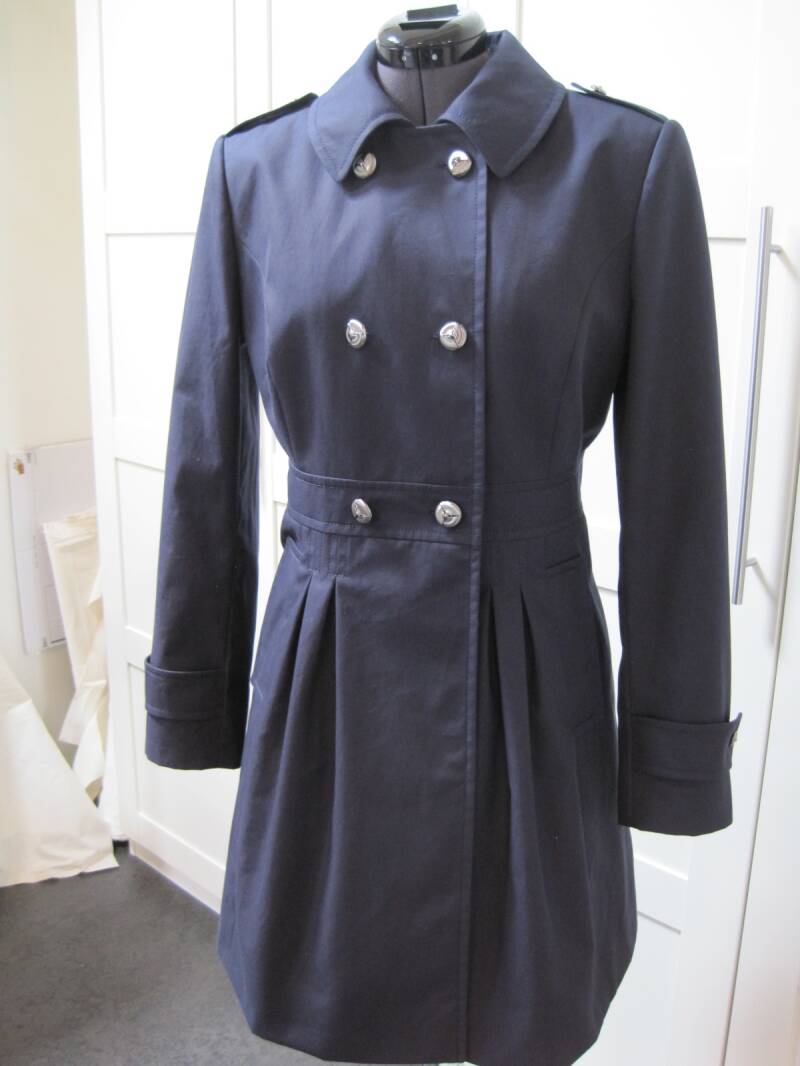 Sportief-chique doublebreasted donkerblauwe damescoat. Maatwerk van Modestudio Jacoba.