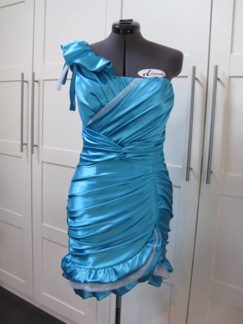 Turquoise cocktailjurkje, volledig gedrapeerd en met een schouder. Maatwerk van Modestudio Jacoba.