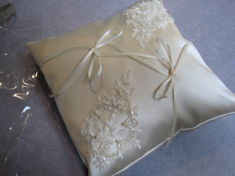 roomkleurige-bruidsjapon-met-bijpassend-ringkussentje-van-modestudio-jacoba-couture-bruidsmode-maatwerk-standard.jpg