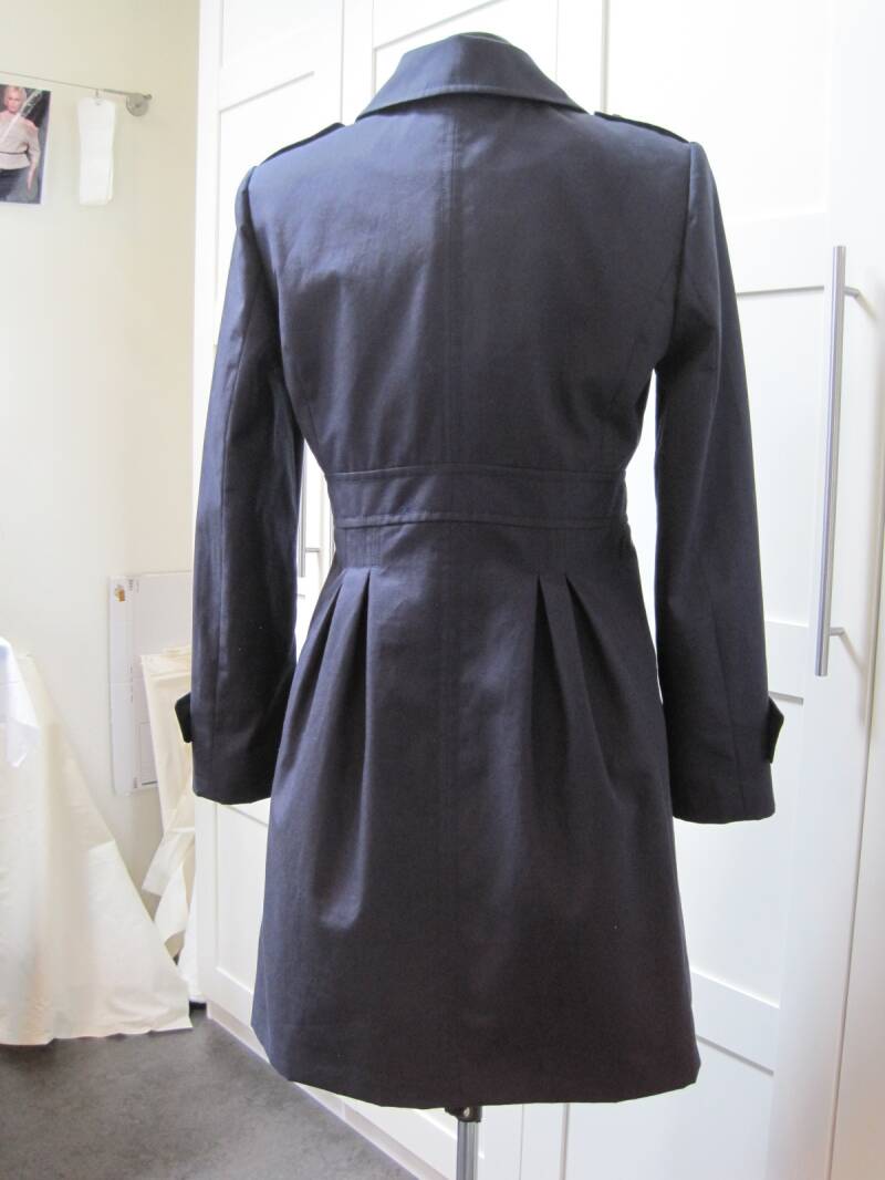 sportief-chique-damescoat-achterkant-maatwerk-kleding-van-modestudio-jacoba-standard.jpg
