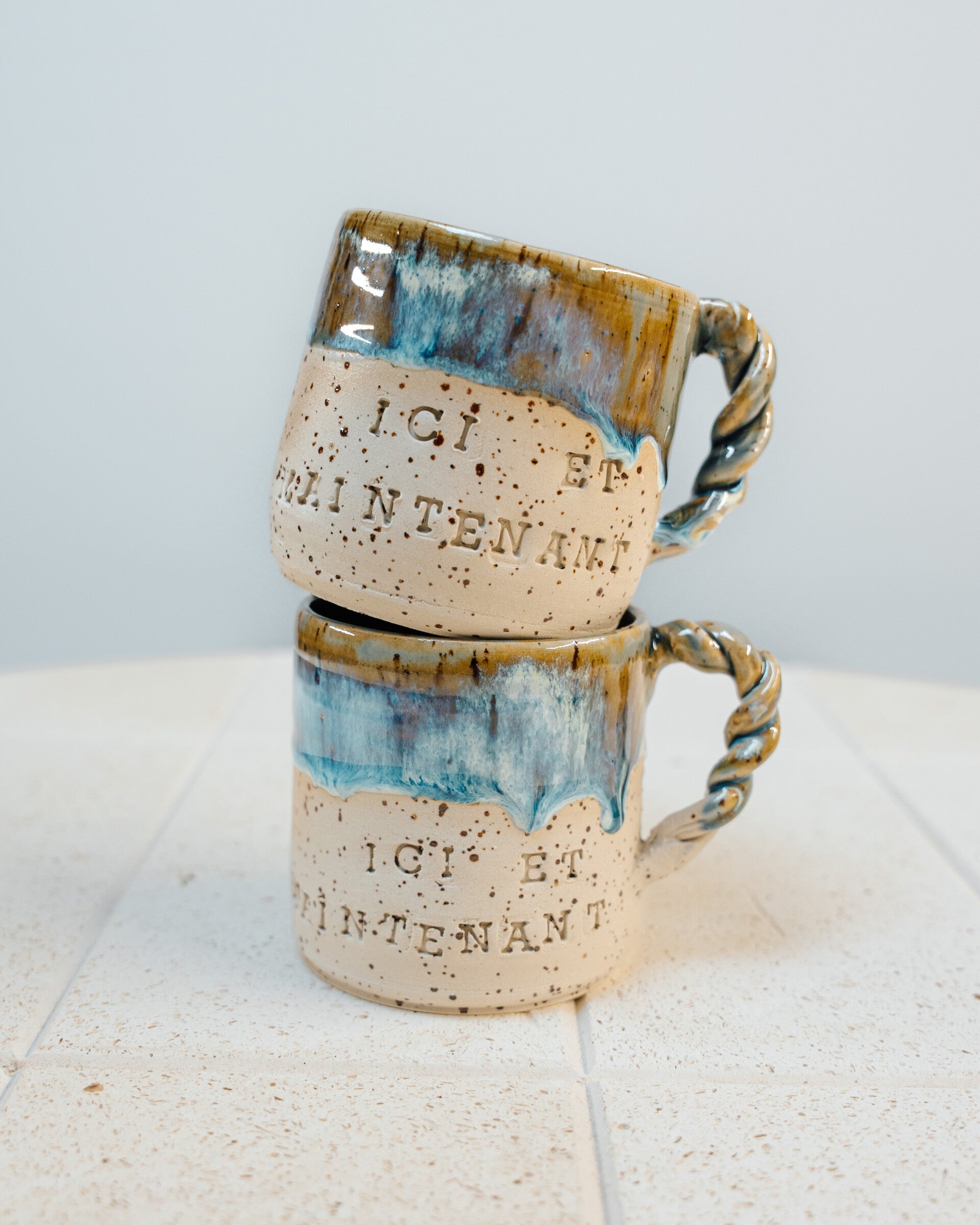 Tasse '' Ici et maintenant '' Bleu topaze gris