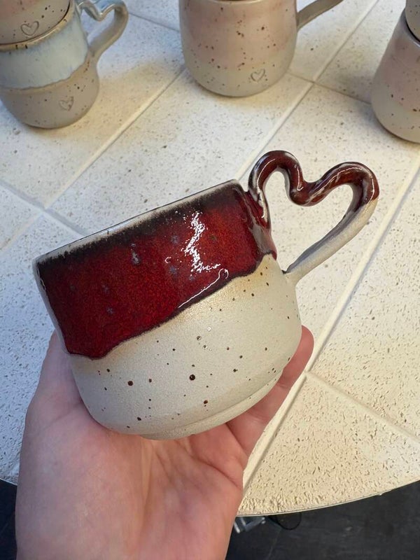 Tasse a café anse coeur rouge