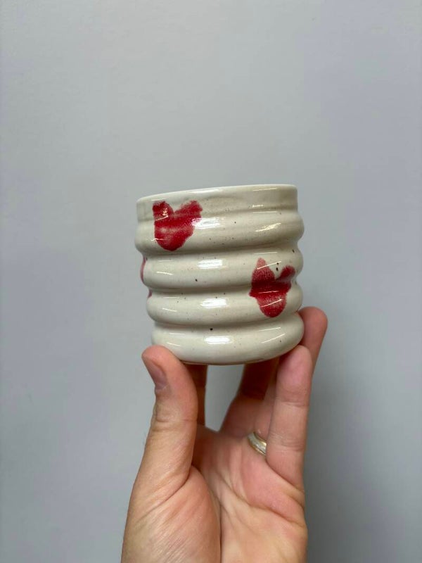 Tasse à café ondulée  blanche avec cœur rouge