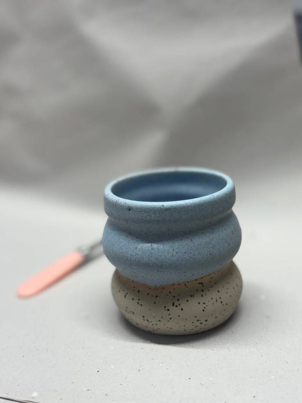 Tasse ondulée bleu mat