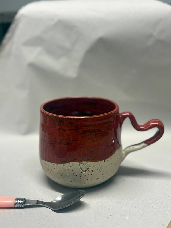 Tasse rouge anse cœur