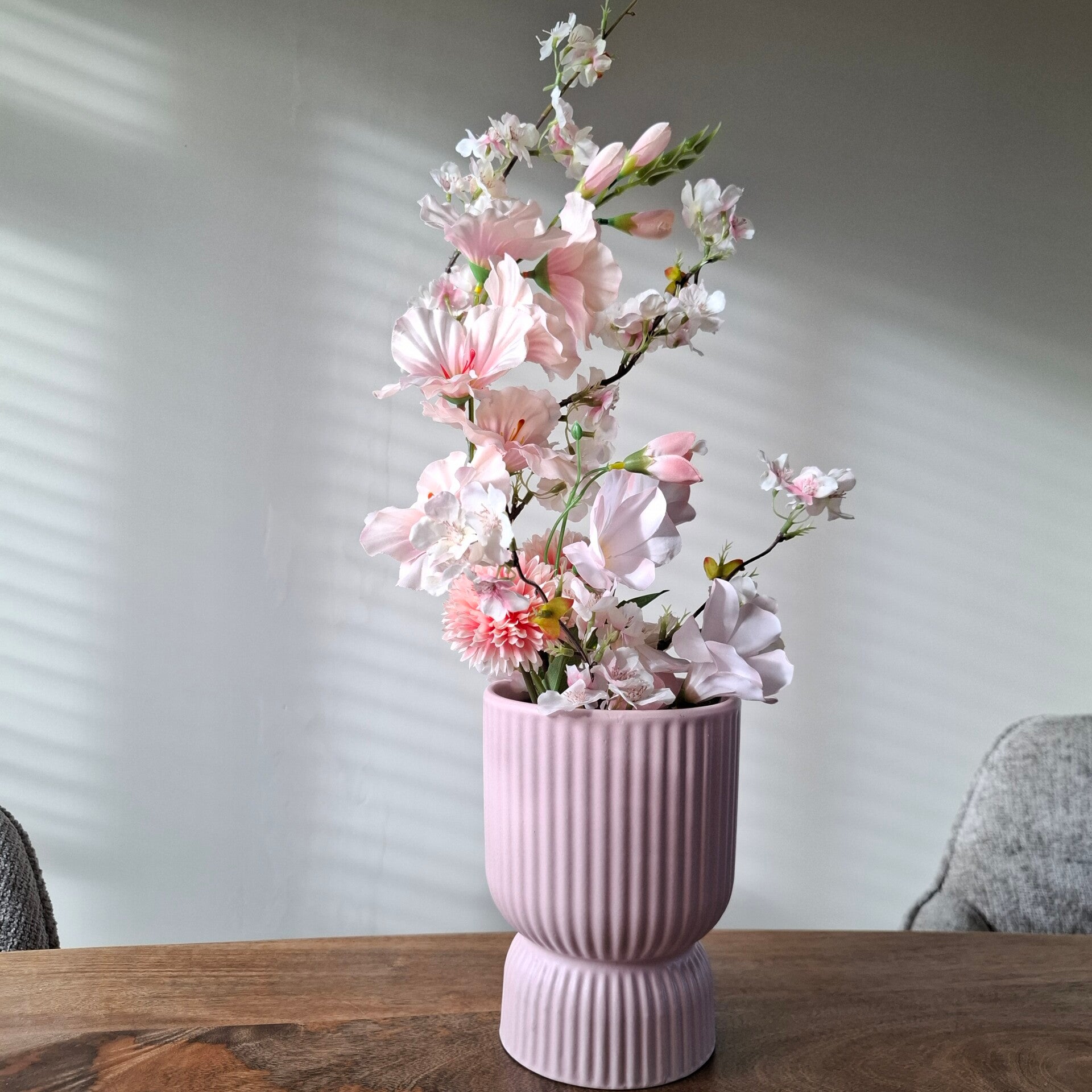 Deluxe boeket opgemaakt in roze vaas