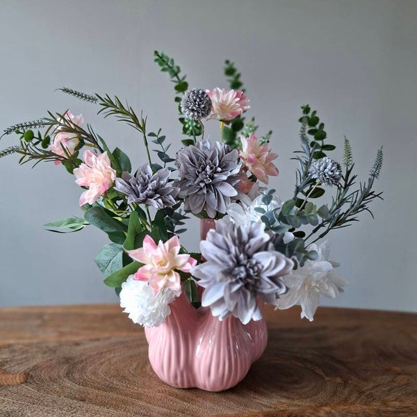 Roze toetervaas met luxe zijdenboeket