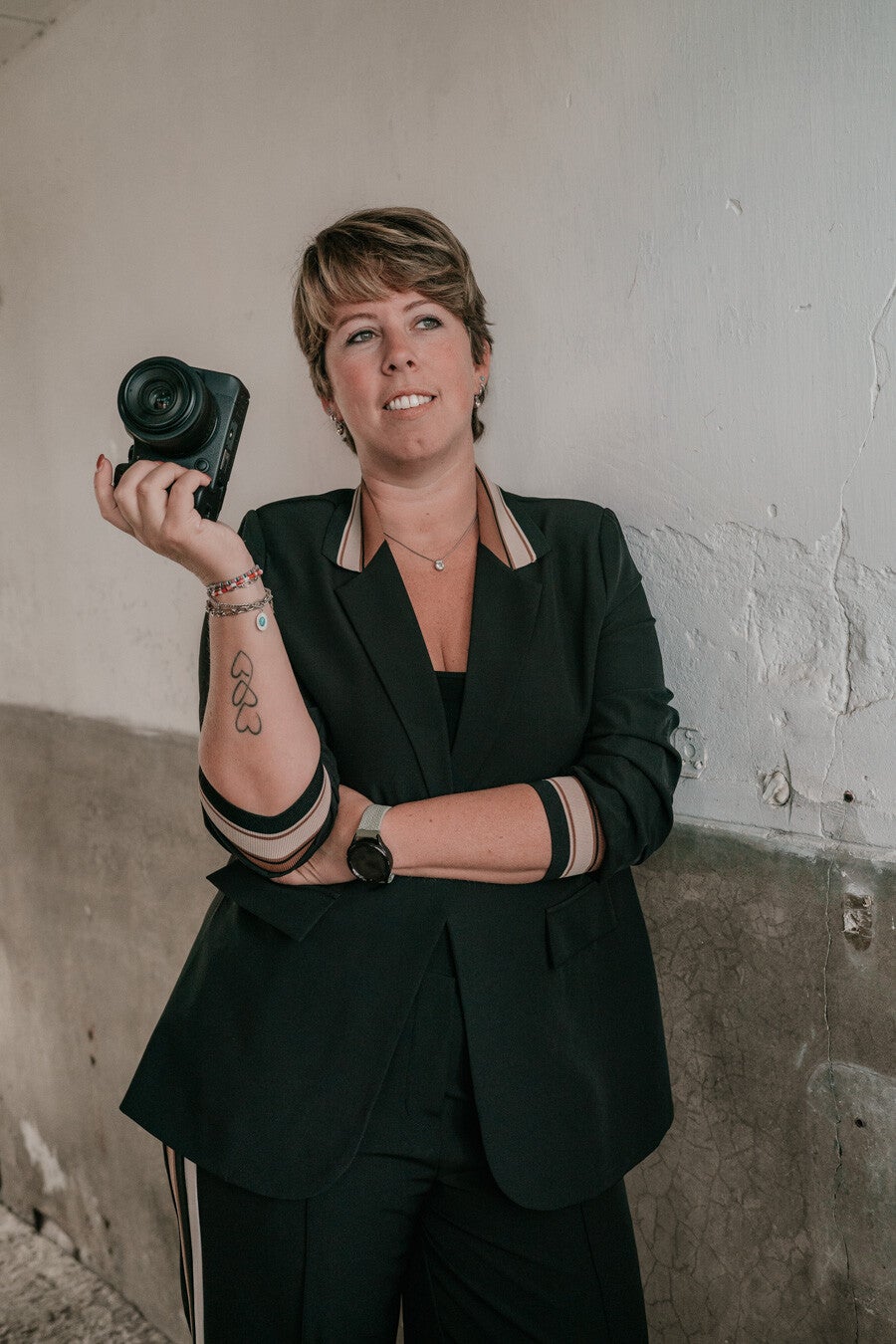Spontane foto van Andrea, leunend tegen een muur