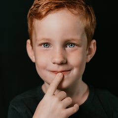 Een gezin, allemaal kijken naar dochter van 1