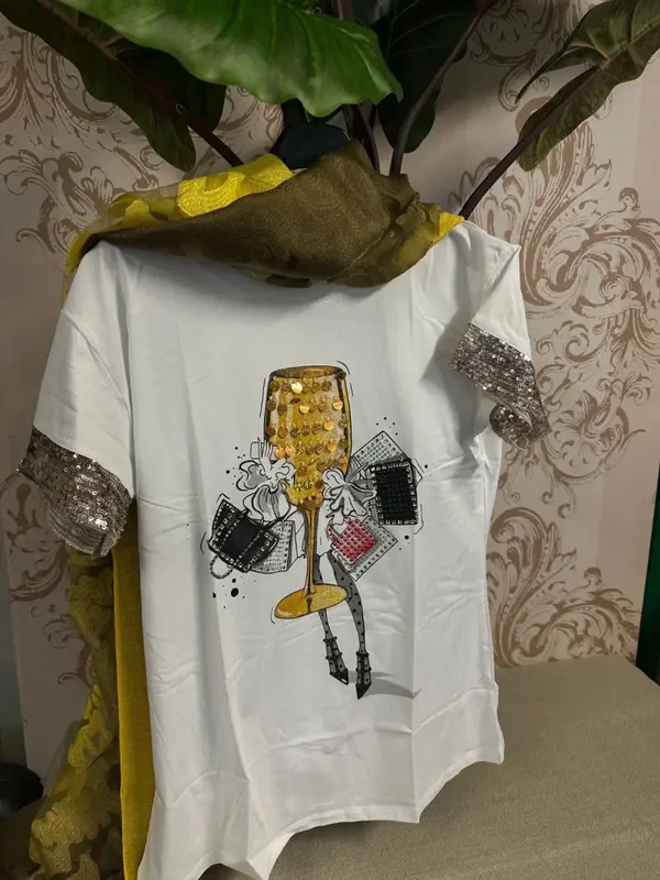 T-shirt con stampa e applicazione