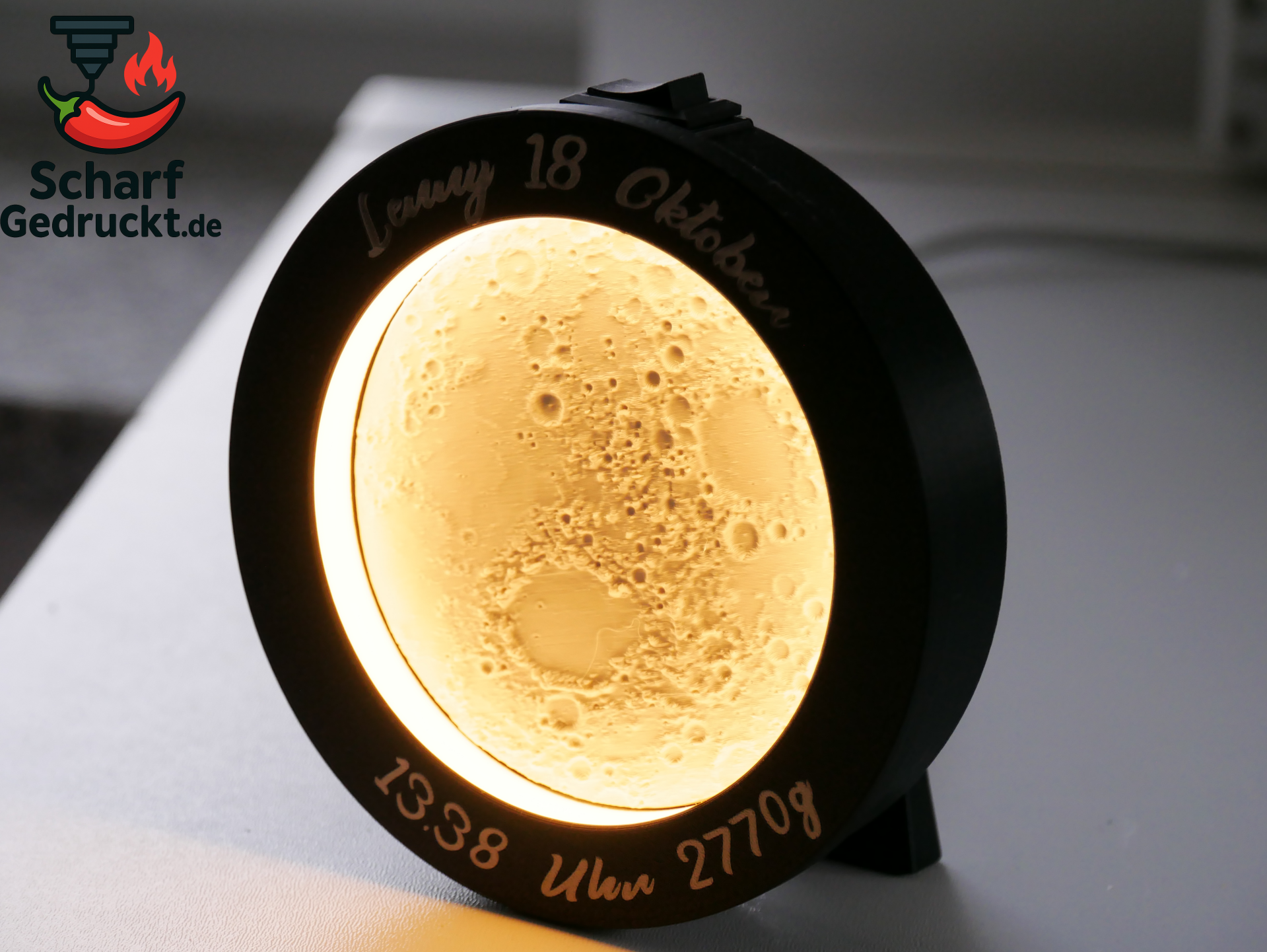 beleuchtete-warmwei-3d-druck-mondlampe-vordersteite-mit-personalisierter-gravur-in-wei-und-einem-sternenhimmel-im-hintergrund-standard-9py6wp.png