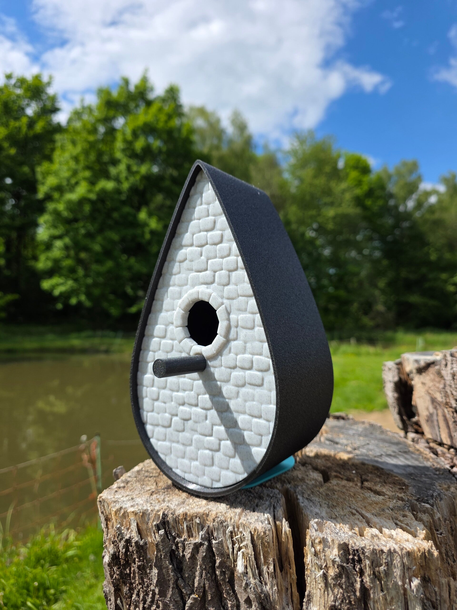 Modernes Vogelhaus in Tropfenform – 3D-gedruckt & individuell anpassbar