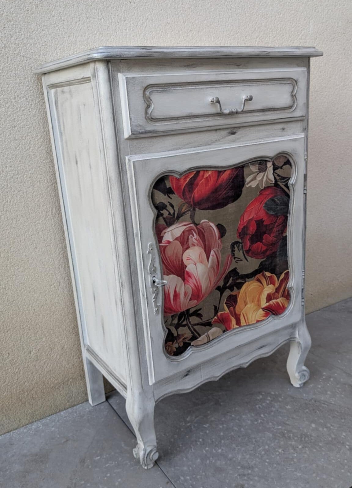 Chiffonnier “Élégance Florale”