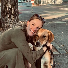 Frau umarmt handycap Hund in der Stadt