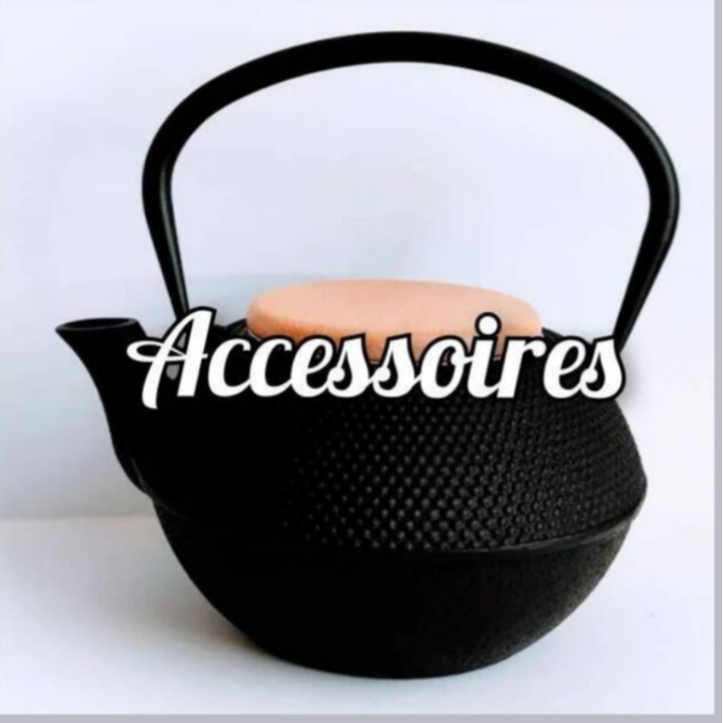 Gietijzeren theepot met los filter op een witte achtergrond met de tekst 'accessoires' eroverheen. 