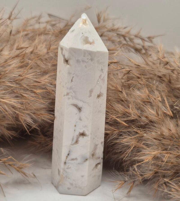 Weißer Achat Obelisk