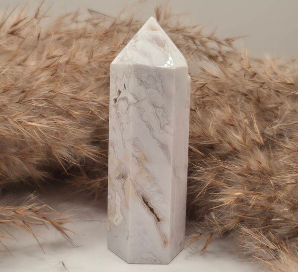 Weißer Achat Obelisk