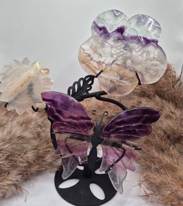 Blumen mit Schmetterling auf Ständer